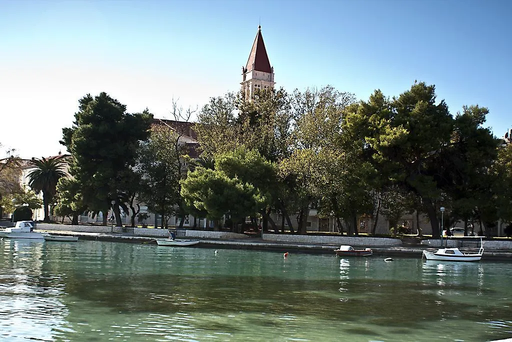 Guest house Rooms Livia Trogir