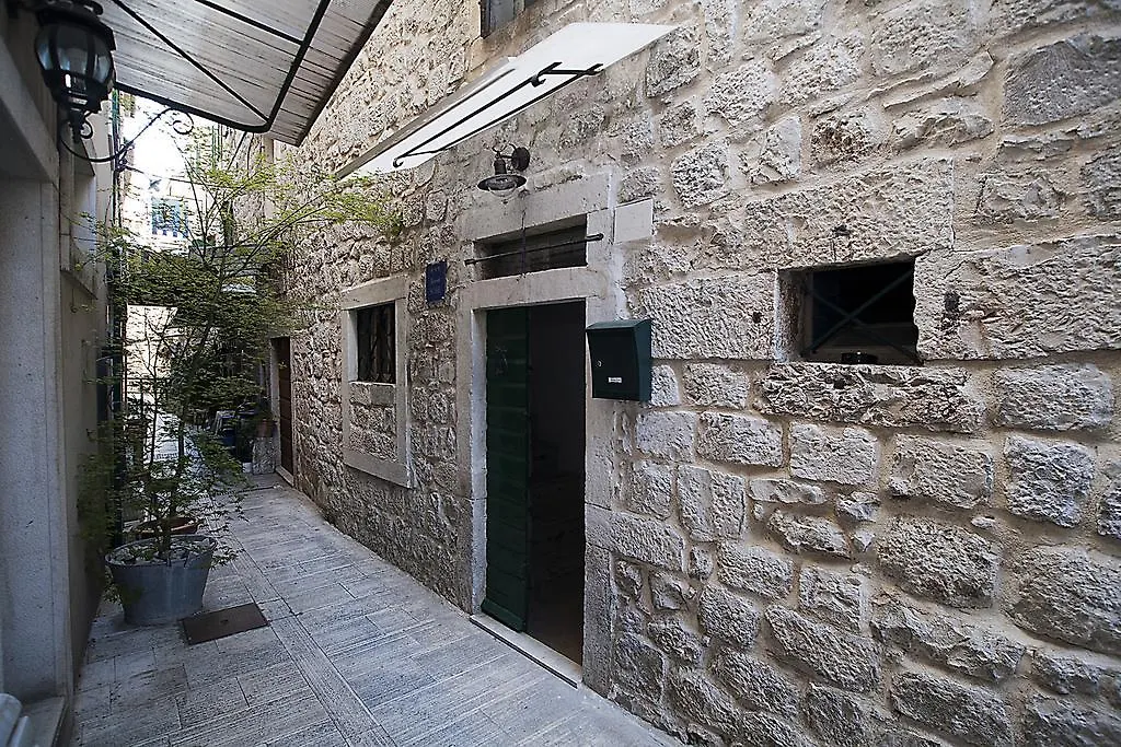 Guest house Rooms Livia Trogir