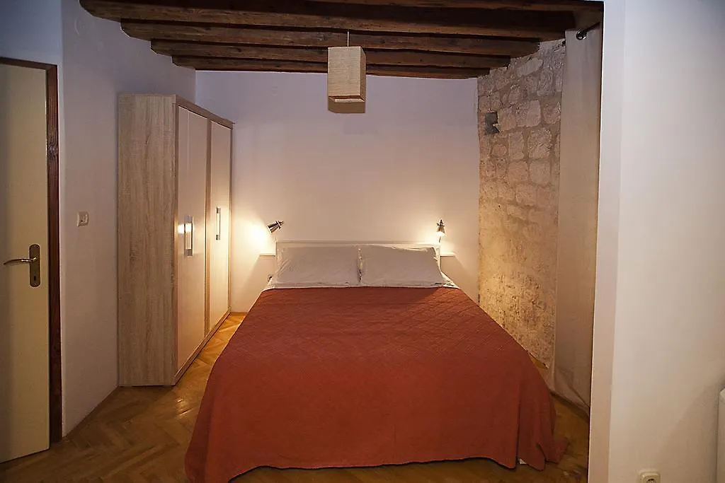 Guest house Rooms Livia Trogir