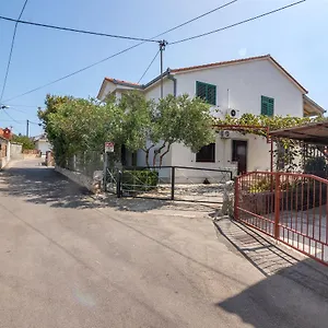Apartman And Ruza